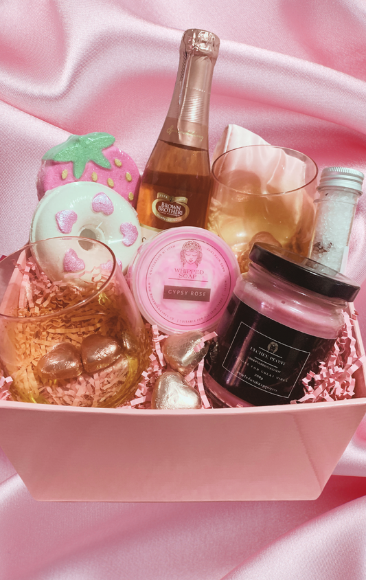 Strawberries and wine hamper